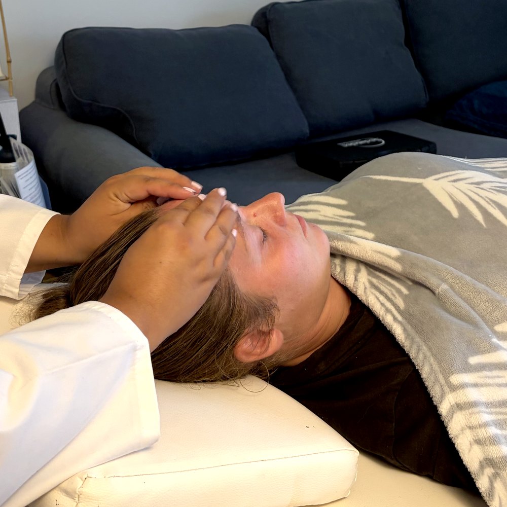 Détail du geste Acu-lift : Anne-Sophie travaille le visage d’une patiente à deux mains