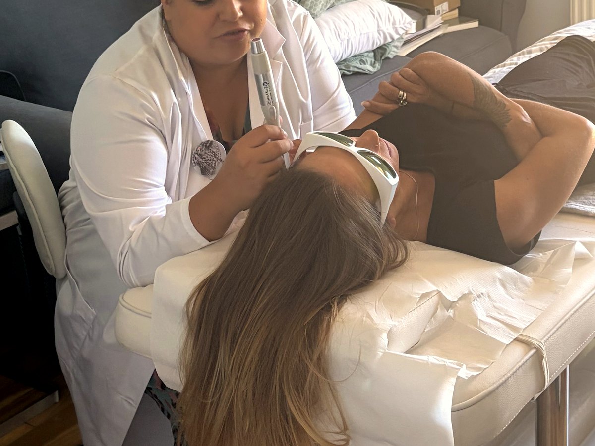Séance de bio-stimulation laser auriculaire au cabinet Normandie Laser